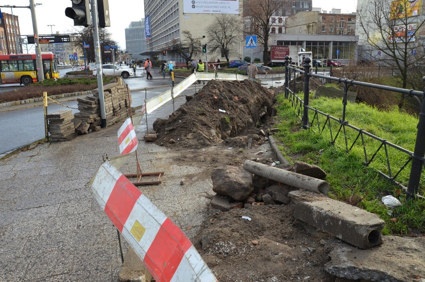 Wrocław: Wykopki pod Hiltonem. Utrudnienia dla pieszych (ZDJĘCIA)