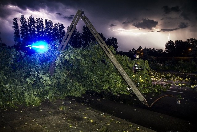 Burza zwaliła nawet słup