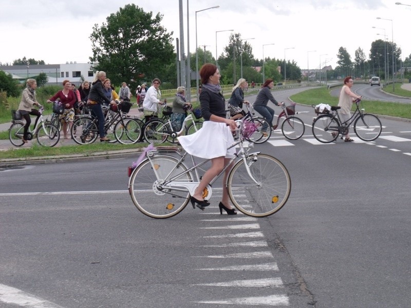 Panie na rowerach na trasie przejazdu - spod Kupca do...