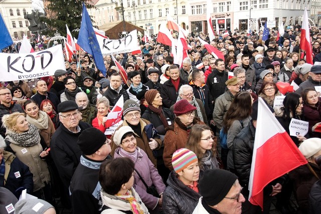 Punkt 12.00 na Starym Rynku W Bydgoszczy na placu przed gmachem biblioteki zebrało się parę setek uczestników wiecu Komitetu Obrony Demokracji. Więcej niż tych, którzy przyszli pod pomnik Walki i Męczeństwa na kontrmanifestację organizowaną między innymi przez przedstawicieli bydgoskiego oddziału Klubu Gazety Polskiej i Solidarnych 2010. 