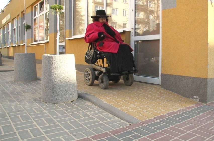 Z kieleckich osiedli znikają bariery dla wózków inwalidzkich (WIDEO, ZDJĘCIA)