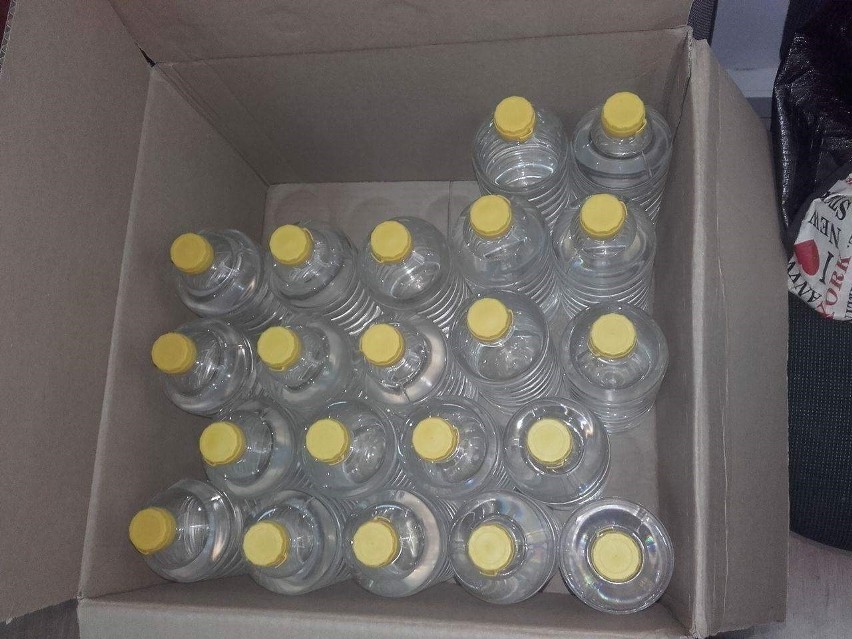 Mundurowi zabezpieczyli 21 plastikowych butelek z alkoholem,...