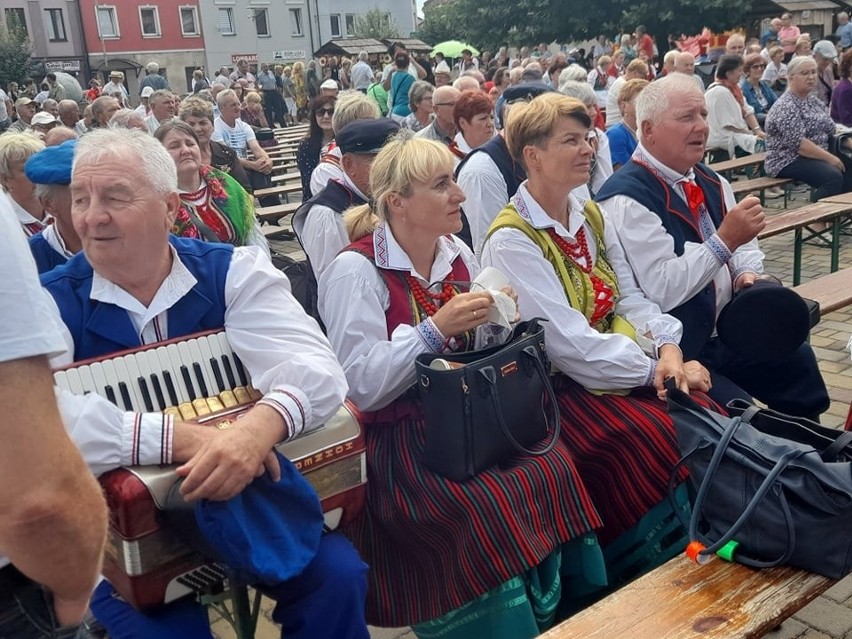 XXI Powiatowy Przegląd Zespołów Folklorystycznych i Solistów oraz inne imprezy na rynku w Chmielniku. Zobacz jak się bawiono [ZDJĘCIA]