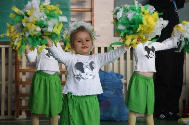 Przedszkolaki z Raculi tańcem rozpoczęły zawody sportowe.