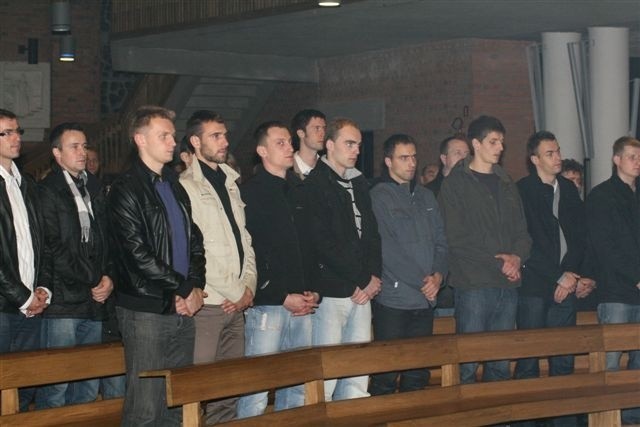 Drużyna siatkarzy Farta Kielce podczas mszy świętej przed inauguracją historycznego sezonu w ekstraklasie. 