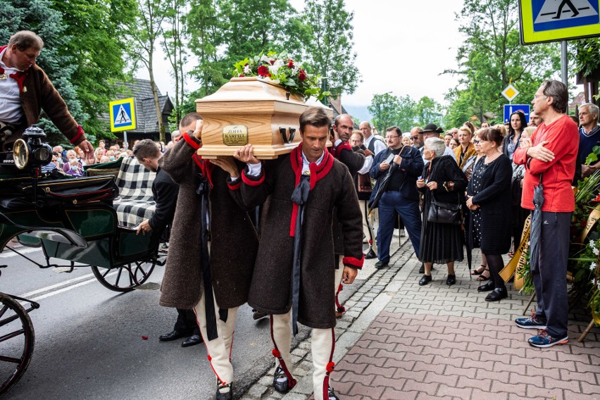 Koronawirus na pogrzebie ciotki Bułeckuli. 60 osób na kwarantannie