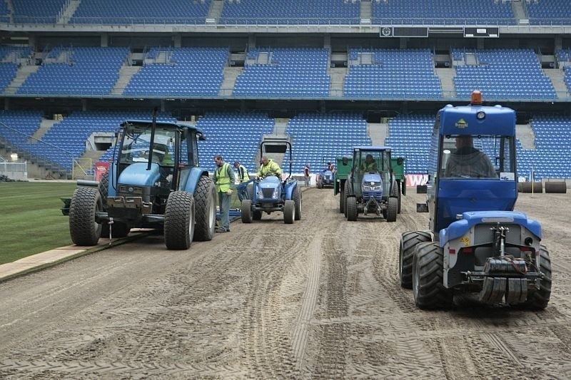 Wymiany muraw towarzyszą także stadionowi w Poznaniu - na...