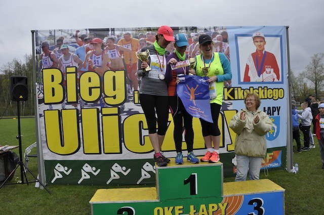 Brązowy medal w biegu na 5 km zdobyła Georgina Myler (na podium z prawej). Nagrody wręczała Teresa Hernik, prezes zarządu PFRON (stoi obok podium).