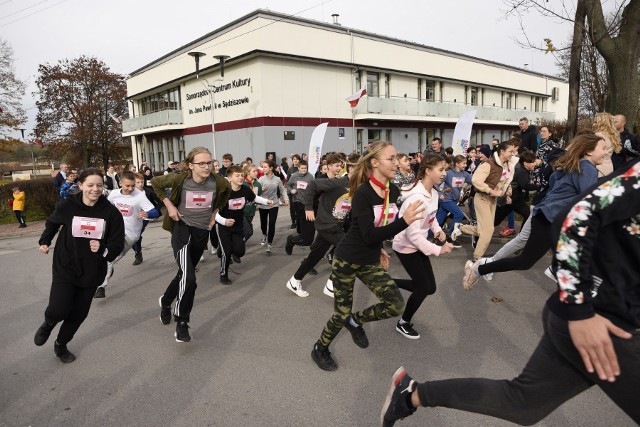 Odbył się V Sędziszowski Bieg Niepodległości. Biegacze pokonali trasę po ulicach Tysiąclecia, uliczkach Os. Na Skarpie, Leśnej, Majowej, Wyszyńskiego, uliczkach Os. Sady, Armii Krajowej. Zobacz zdjęcia z tego wydarzenia.