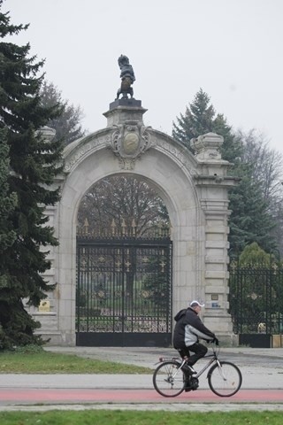 Brama zoo z tablicą i błędnymi śląskimi herbami