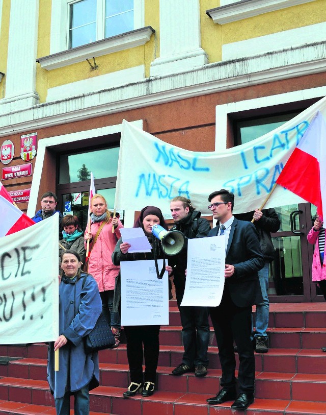 Mieszkańcy Będzina manifestowali przed budynkiem Starostwa Powiatowego w Będzinie. Wezwali do  anulowania uchwały