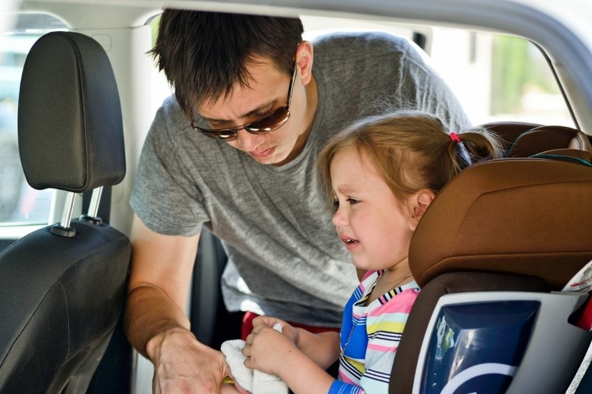 Rodzina na wakacjach. Jak zaplanować podróż z dzieckiem? Jak dostosować wyjazd do potrzeb dziecka?