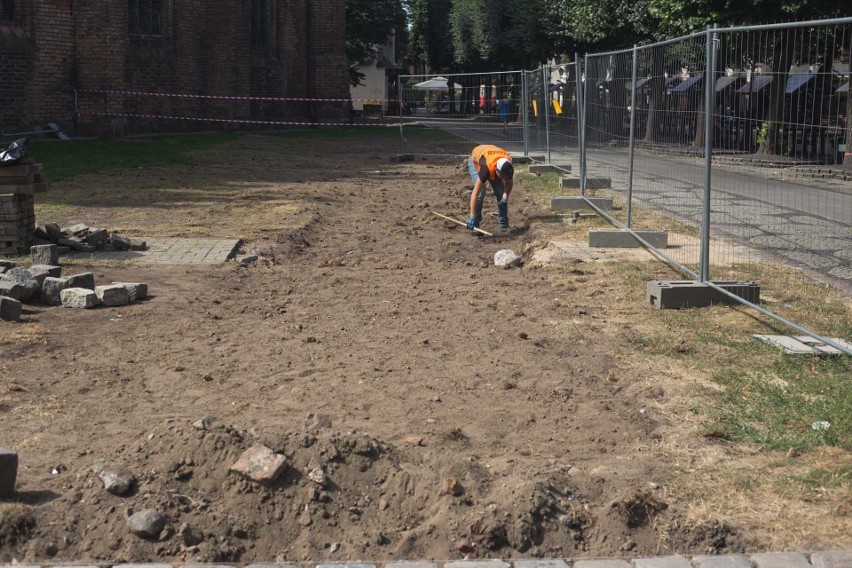 Ludzkie kości w centrum Słupska wydobyto podczas prac ciepłowniczych. Zajmie się nimi kościół