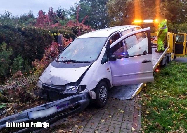 Kierowca nie zatrzymał się do kontroli policyjnej. Czytaj więcej na kolejnych slajdach. Posługuj się klawiszami strzałek, myszką lub gestami 