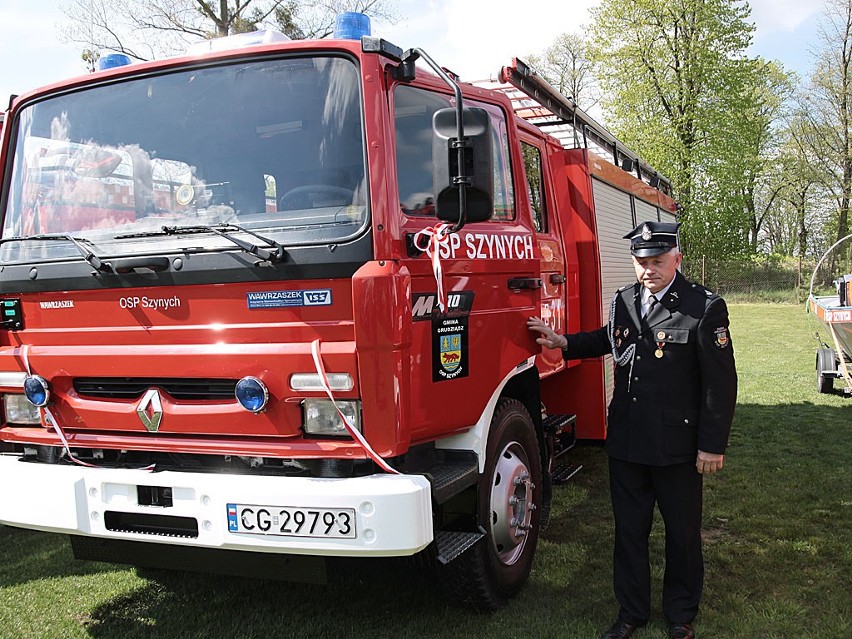 Dobrze wyposażony wóz bojowy na podwoziu renault  stanął w...