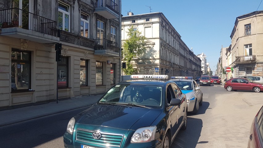 Wypadek na Nawrot w Łodzi. Kobieta potrącona przez taksówkę na przejściu dla pieszych [ZDJĘCIA]