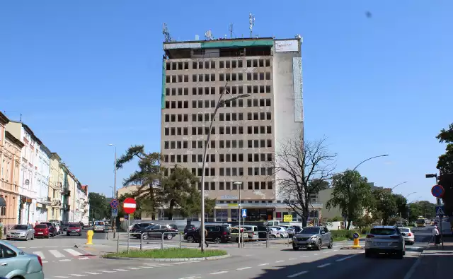 Wieżowiec wybudowano w 1972 roku jako budynek związków zawodowych