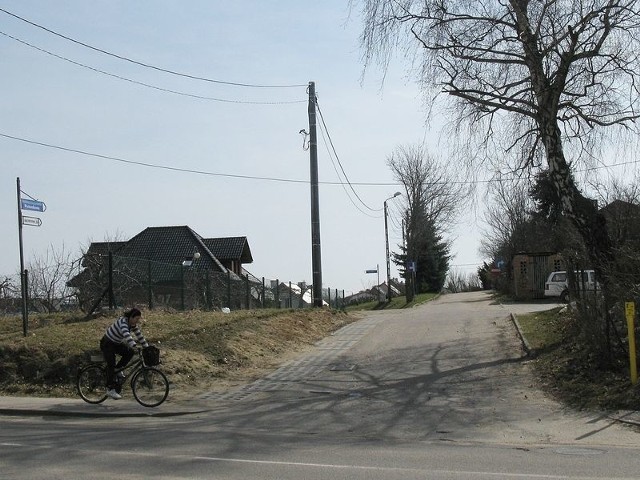 Wjazd na ulicę Poziomkową z ulicy Mierosławskiego. Mieszkańcy żądają jej przebudowy i ustawienia nowego oznakowania.