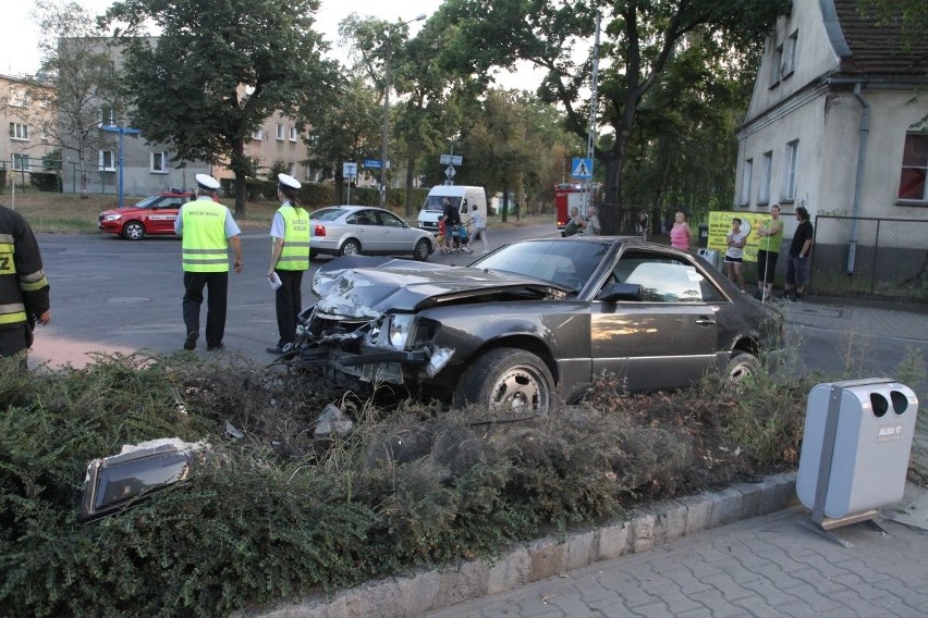 Wypadek na Czajkowskiego. Zderzyły się opel, mercedes i fiat. Trzy osoby w szpitalu