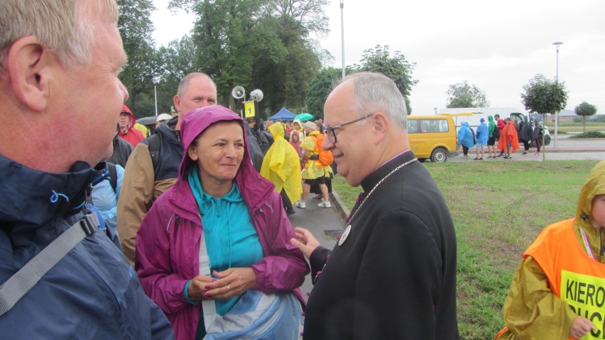 W piątek pielgrzymów kilkukrotnie zmoczył deszcz, ale nie...