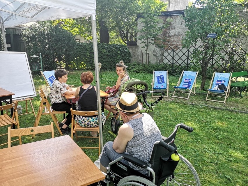 Krakowskie parki pełne czytania. Piknik rodzinny w ogrodzie Biblioteki Kraków [ZDJĘCIA]