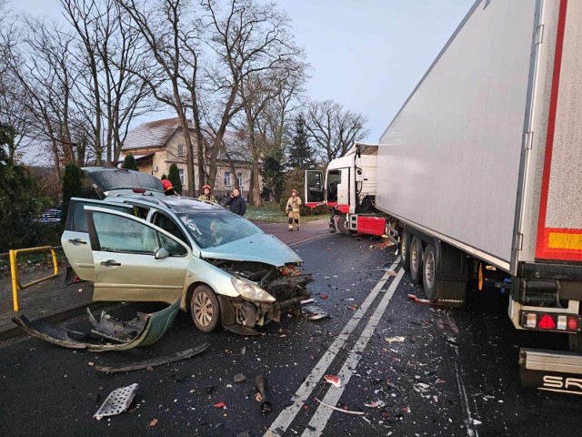 Do wypadku doszło przed 7 rano w środę 22 listopada. Ciężarowka zderzyła się z osobówką