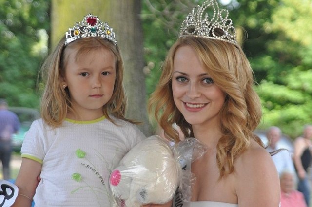 Dorotka Maj otrzymała koronę Małej Miss od Pauliny Spery Miss Polonia Ziemi Świętokrzyskiej 2011