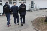 Napad na punkt zakładów sportowych na Mokrem w Toruniu. Jeden z zatrzymanych wpadł, bo... rzucał w auta butelkami