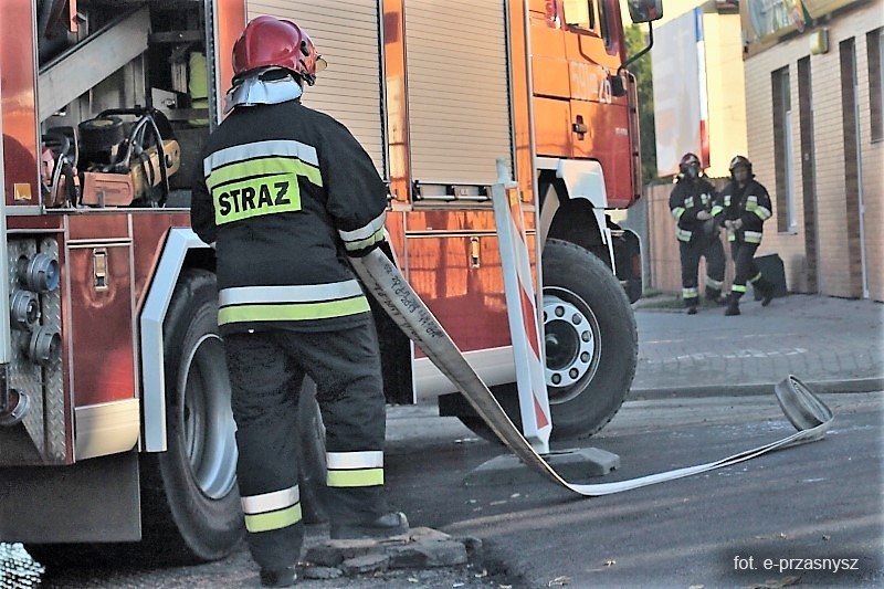 Pożar w Żabce w Przasnyszu. Spaliły się lampa i skrzynki po piwie [ZDJĘCIA]