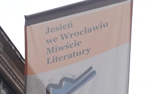 Flagi z literówką promujące miejską imprezę zachęcającą do czytania wiszą na ul. Świdnickiej