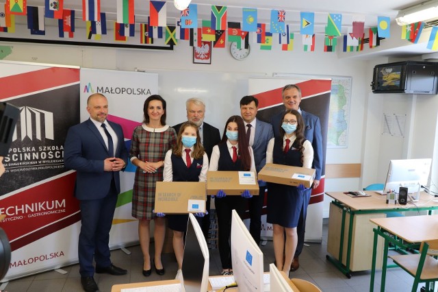 Małopolska Szkoła Gościnności otrzymała sprzęt komputerowy z pakietu edukacyjnego Małopolskiej Tarczy Antykryzysowej