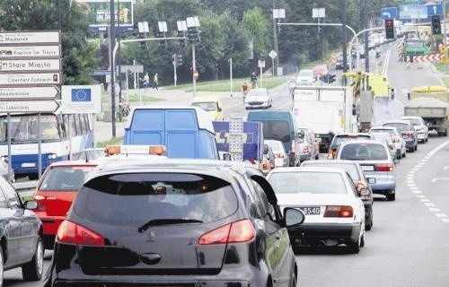 Pandemia spowodowała spadek natężenia ruchu we wszystkich polskich miastach w skali roku średnio o 5%, zaś w godzinach szczytu nawet o 15%. Tak wynika z raportu TomTom Traffic Index. Największy, roczny spadek zatłoczenia na polskich drogach zanotowano w Poznaniu (o 13%), w Warszawie i Krakowie (o 9 %). W światowym rankingu największy poziom zakorkowania można zaobserwować w Moskwie (54%), zaś w krajowym w Łodzi (42%).Fot. Małgorzata Genca
