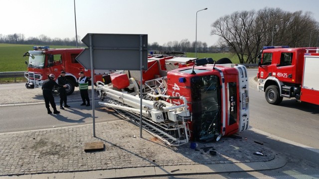 Wóz strażaków został kupiony 4 lata temu - kosztował wtedy 900 tys. zł. Na szczęście był ubezpieczony.