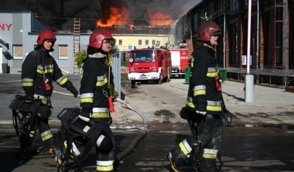 Pożar hal Wifamy gasi około 200 strażaków