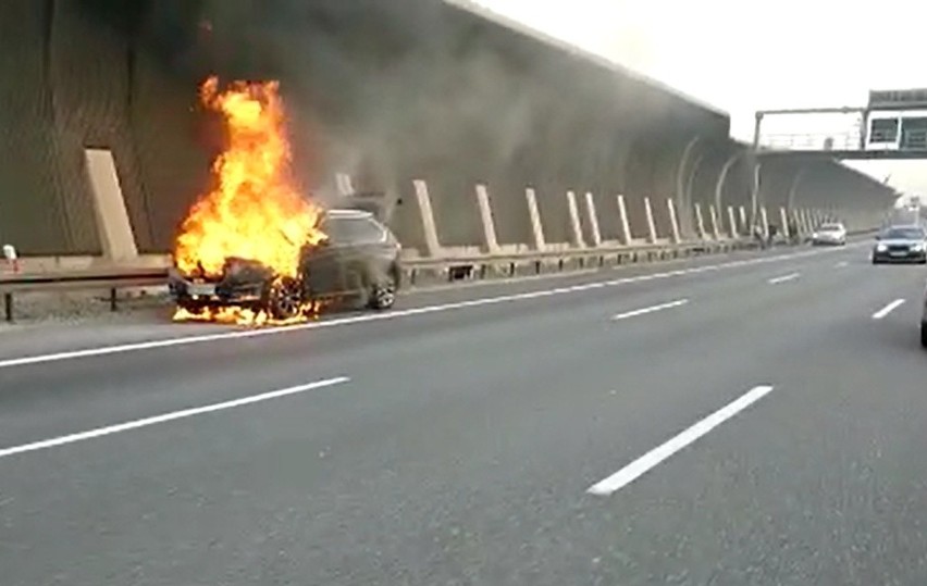 Pożar BMW na autostradowej obwodnicy Wrocławia. Są utrudnienia (FILM)