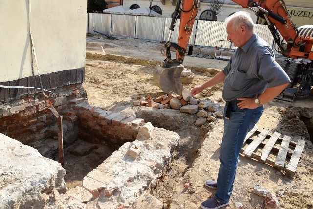 Pozostałości lochu, który znajdował się przy ratuszu pokazuje Eligiusz Dworaczyński