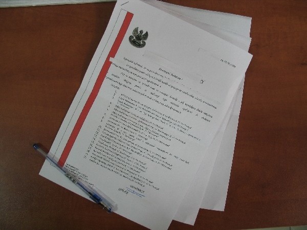 Plik dokumentów z listem &#8211; łańcuszkiem, jaki otrzymaliśmy z jednostki wojskowej.