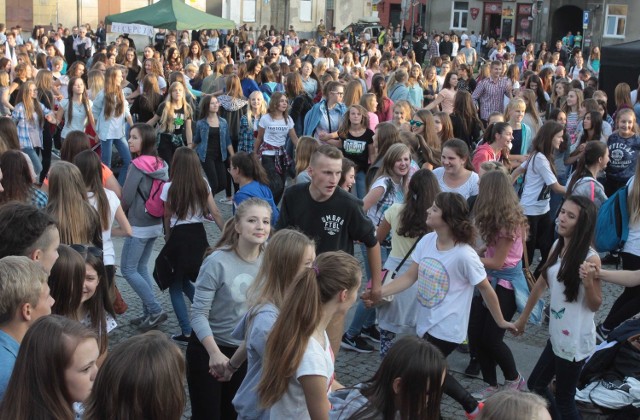 Młodzi ludzie z całej diecezji radomskiej przyjechali na Apel Młodych, który w sobotę odbył się na radomskim rynku.
