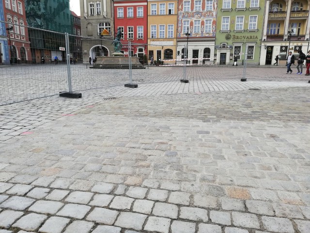 Fragment bruku, który położono w celach testowych na Starym Rynku w Poznaniu, nie zyskał aprobaty staromiejskich radnych