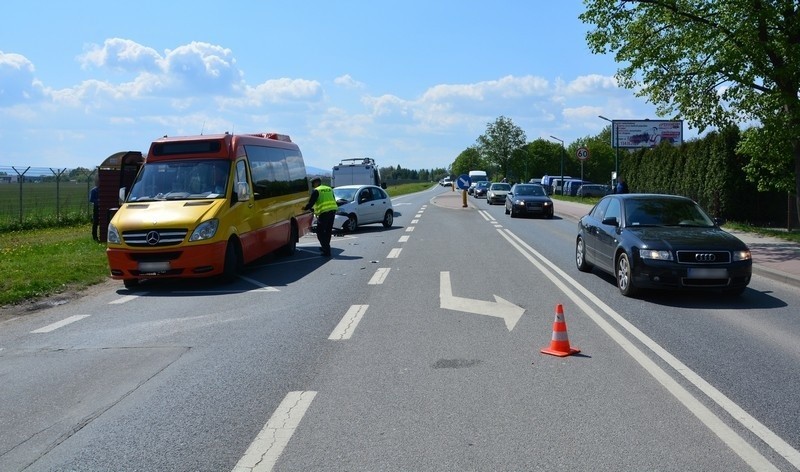 W Krosnie citroen zderzył się z autobusem. Dwie osoby trafiły do szpitala [ZDJĘCIA]