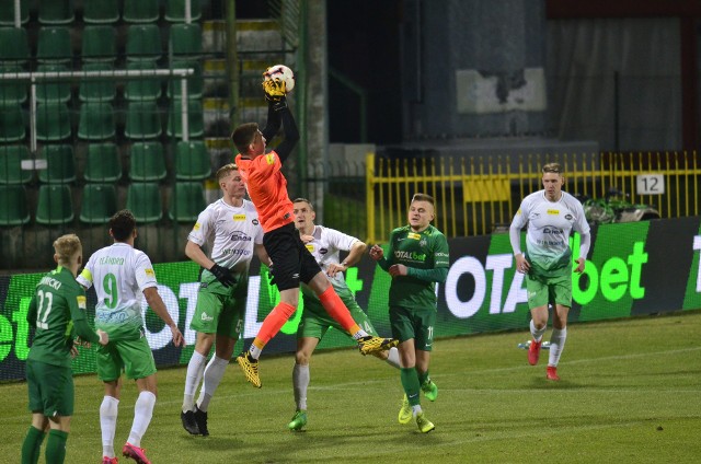 Piłkarze Warty Poznań w pierwszym meczu rundy wiosennej pokonali na własnym boisku Radomiaka 3:0 (0:0) po golach Bartosza Kieliby, Roberta Janickiego i Gracjana Jarocha. Wygrana cieszy, bo dzięki niej Zieloni utrzymali pozycję lidera I ligi (wciąż mają dwa punkty przewagi nad Stalą Mielec). Styl gry pozostawiał jednak wiele do życzenia, zwłaszcza w pierwszej połowie.