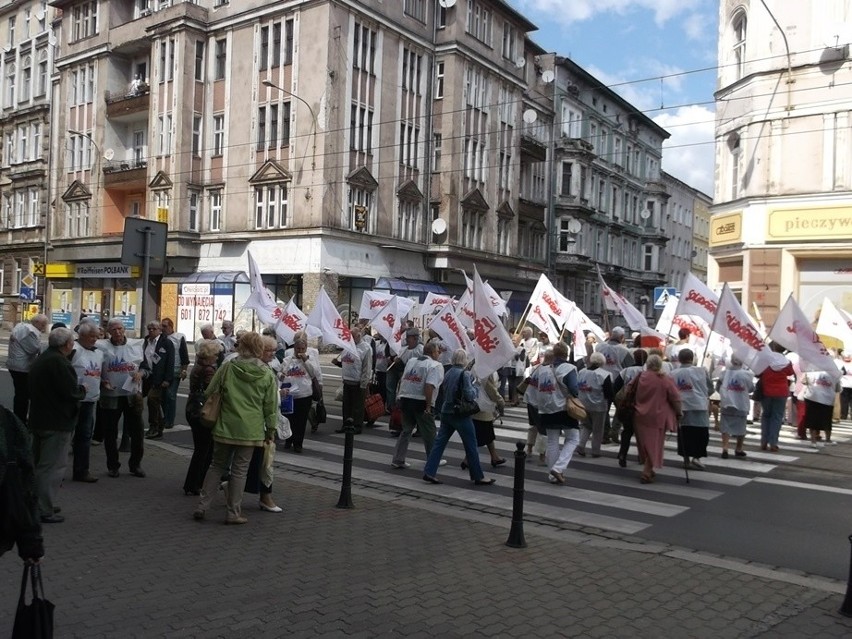 Wrocław: Emeryci i renciści zablokowali ul. Piłsudskiego (ZDJĘCIA)