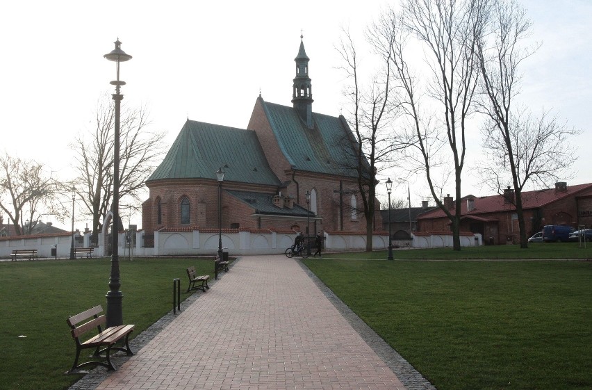 Nowe otoczenie zabytkowego kościoła świętego Wacława w Radomiu. Są nowe alejki i sporo zieleni