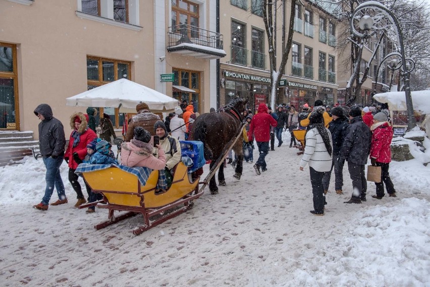 Zakopane przed sylwestrem. Śnieg, tłumy, korki i brak wody [ZDJĘCIA]