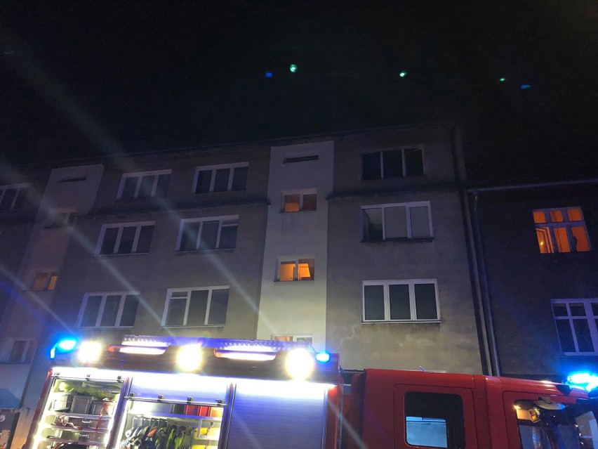 Pożar mieszkania przy ul. Długosza w Szczecinie. Sześć zastępów w akcji [WIDEO]