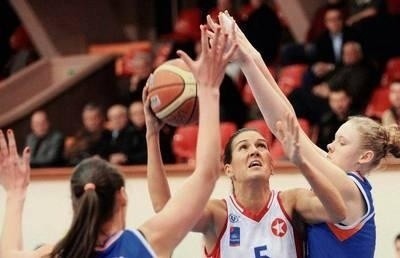 Milka Bjelica (z piłką) nie trafiła żadnego rzutu z gry FOT. MICHAŁ KLAG