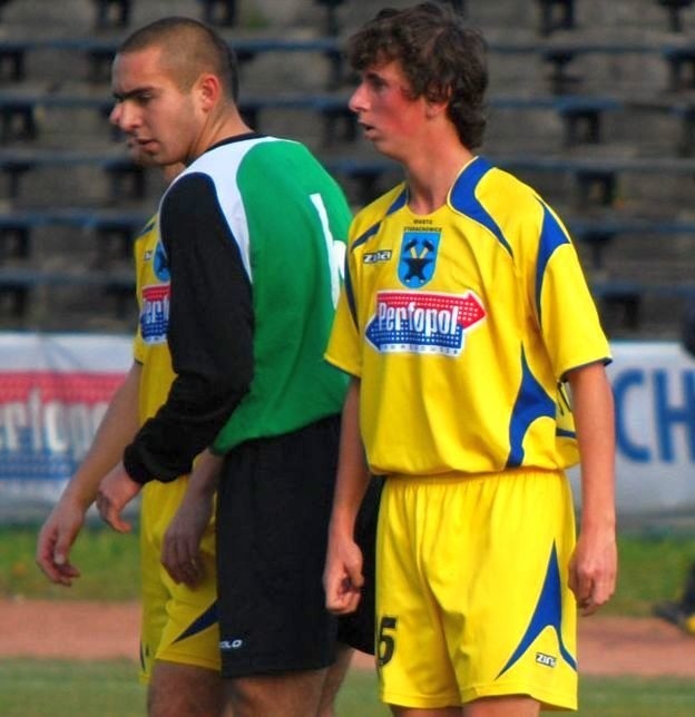 Mariusz Fabjański (z prawej) udanie zadebiutował w Juvencie Perfopol w trzeciej lidze. Obok Mateusz Maciejewski z Naprzodu.