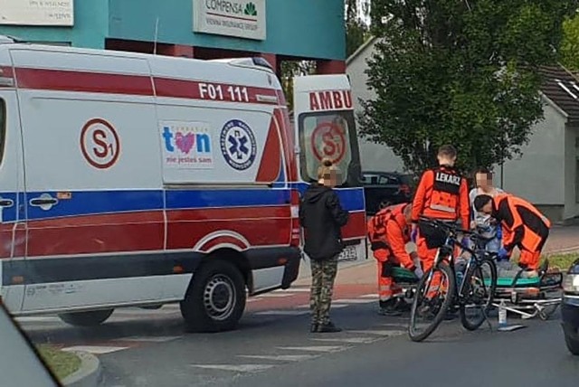 Do wypadku doszło w piątek, 17 maja na ul. Wiśniowej. Kierująca volkswagenem golfem potrąciła prawidłowo przejeżdżającego rowerzystę. Ranny mężczyzna został zabrany do szpitala. Rowerzysta jechał ul. Wiśniową. Miał pierwszeństwo na przejeździe rowerowy. Z ul. Powstańców Warszawy na ul. Wiśniową wyjeżdżała kierująca volkswagenem. Niestety kobieta nie zauważyła rowerzysty, którego potrąciła. Na miejsce wypadku została wezwana karetka pogotowia ratunkowego. Dojechała również zielonogórska drogówka. Ranny, około 30-letni rowerzysta, został zabrany przez karetkę do szpitala.[g]14057041[/g]Zobacz wideo: Nie dajmy się złowić na policjantaStudent wypadł z okna akademika. Jego stan był krytyczny, a lekarze spodziewali się najgorszego