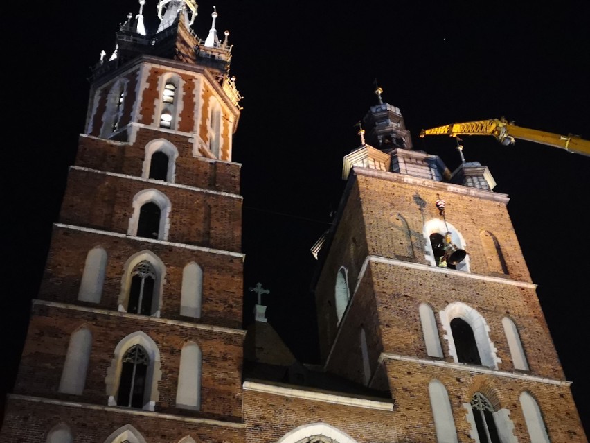 Kraków. Wielka operacja zawieszenia dzwonu. Pod kościół Mariacki wjechał 37-tonowy dźwig [ZDJĘCIA]