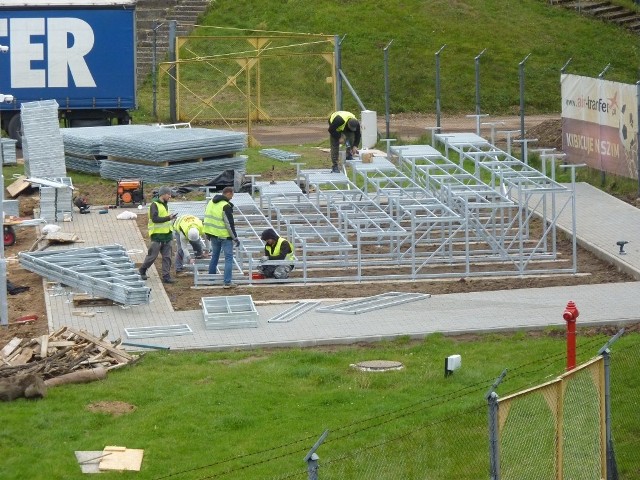 Na stadionie Gwardii trwają prace mające na celu przystosowanie obiektu do drugoligowych wymogów.Właśnie rozpoczął się montaż mobilnych trybun, które pojawią się na stadionowej bieżni. Będzie mogło na nich zasiąść 950 kibiców. Intensywne prace są również prowadzone m.in. przy głównym wejściu na stadion od ulicy Fałata. Instalowany jest także monitoring, trwa również remont stadionowej wieży.Pierwszy mecz na swoim stadionie Gwardia rozegra w niedzielę, 15 października, o godzinie 13 z MKS Kluczbork. Warunkiem jest pozytywna opinia komisji licencyjnej PZPN z wizytacji, która odbędzie się 12 października.